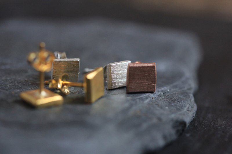 Tile Square Silver or Gold coated Stud Earring with scratched texture (E0187) - ต่างหู - เงิน สีเงิน