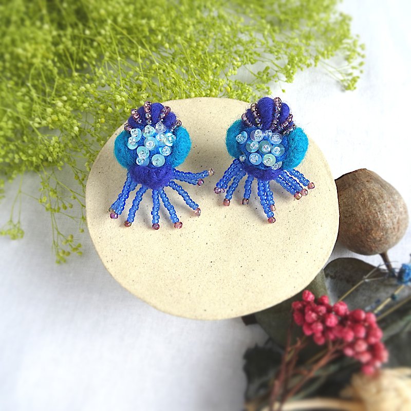 tentacle/pierced earrings - ต่างหู - งานปัก สีน้ำเงิน