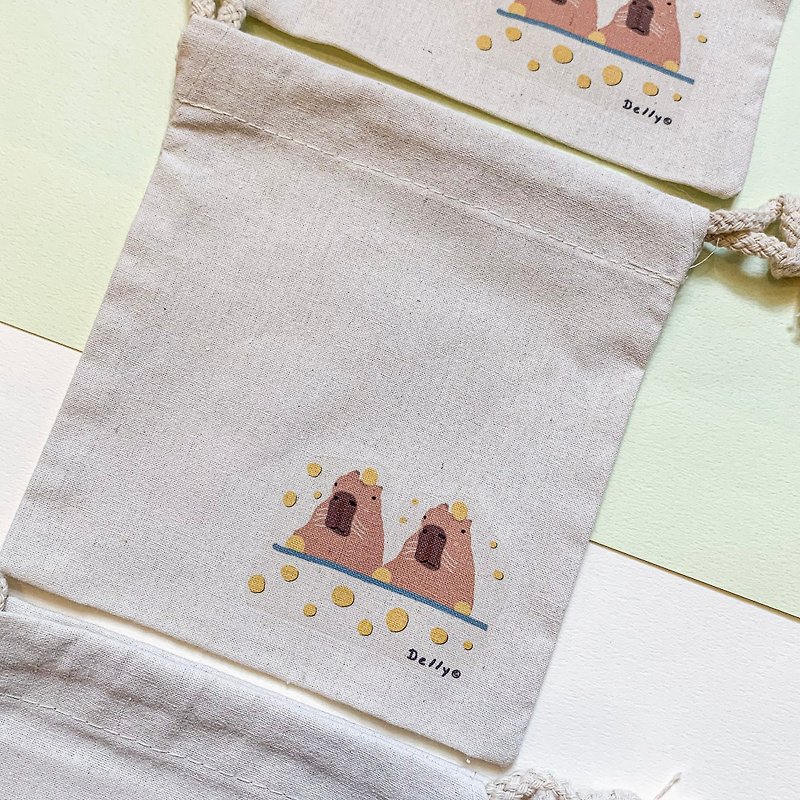 Drawstring bag | Capybara in bath cotton drawstring bag - กระเป๋าเครื่องสำอาง - ผ้าฝ้าย/ผ้าลินิน 