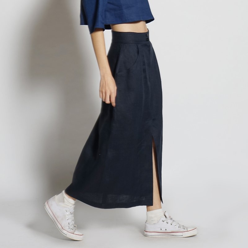 Black and white cut SS front middle slit three-dimensional pocket straight skirt dark blue - กระโปรง - ผ้าฝ้าย/ผ้าลินิน สีน้ำเงิน