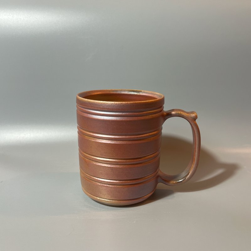 Wood-fired 500cc gold color mug/beer mug/handmade by Xiao Pingfan - ถ้วย - ดินเผา 