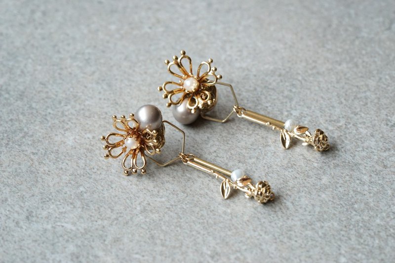 Magnificent - Natural Pearl Flower Earrings - ต่างหู - ไข่มุก ขาว