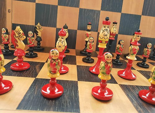 マトリョーシカ ロシアの芸術的なチェスの駒 - 赤黒の子供用チェス駒 