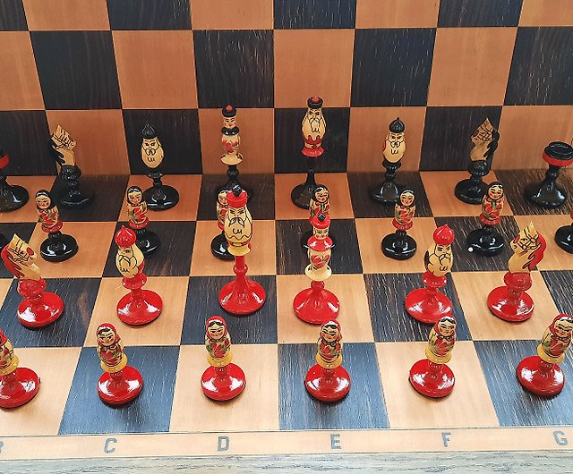 マトリョーシカ ロシアの芸術的なチェスの駒 - 赤黒の子供用チェス駒 