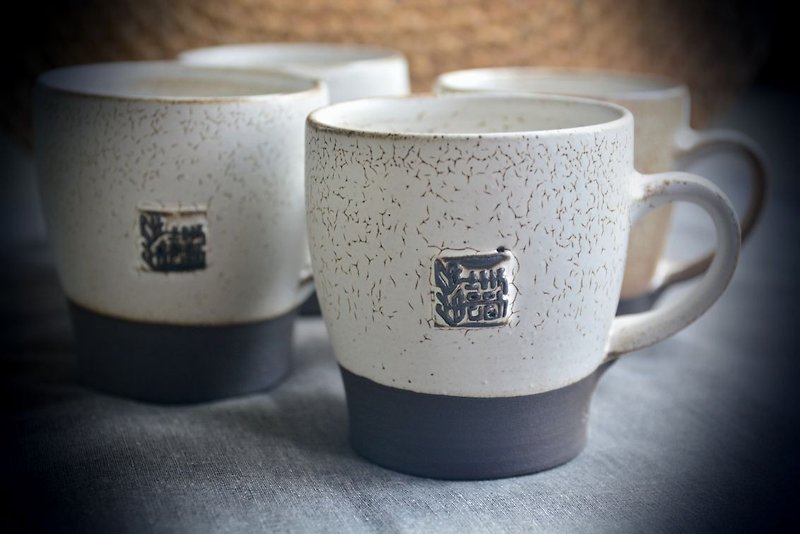 Taiwanese artist hand-pulled a limited edition pottery cup [white porcelain and black pottery cup] - ถ้วย - ดินเผา ขาว