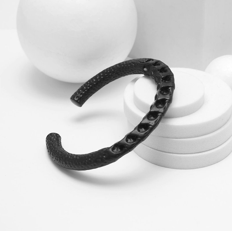 Recovery Snake C-Bracelet (Black) - สร้อยข้อมือ - โลหะ สีดำ
