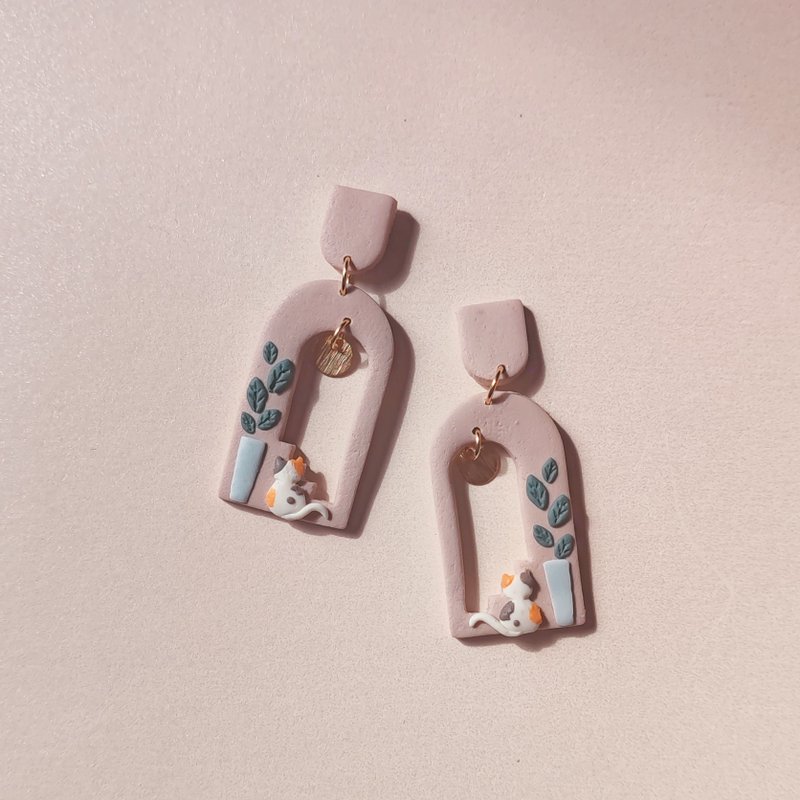 bi kitty//three-color cat Nordic wind plant arched handmade soft pottery earrings - ต่างหู - ดินเหนียว หลากหลายสี