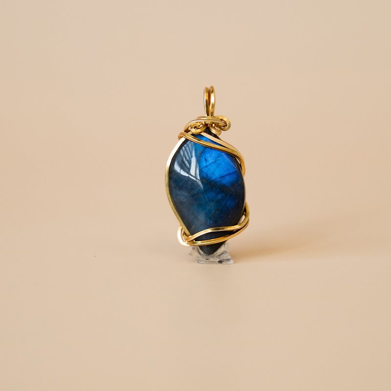 Yunlan Natural Stone Crystal Pendant Necklace Blue Labradorite - Necklaces - Crystal Blue
