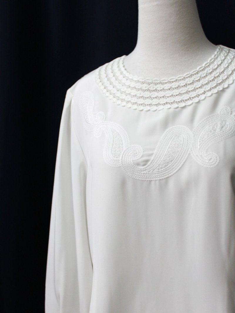 【RE0916T237】 early autumn elegant retro amulet embroidery large round neck white ancient shirt - เสื้อเชิ้ตผู้หญิง - เส้นใยสังเคราะห์ ขาว