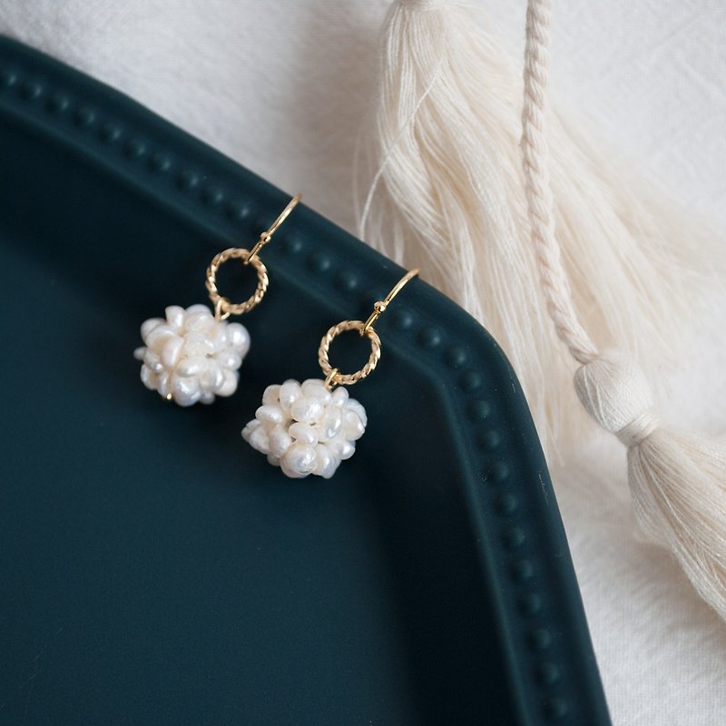 TeaTime Pearl Flower Earrings Earrings - Earrings & Clip-ons - Other Materials White