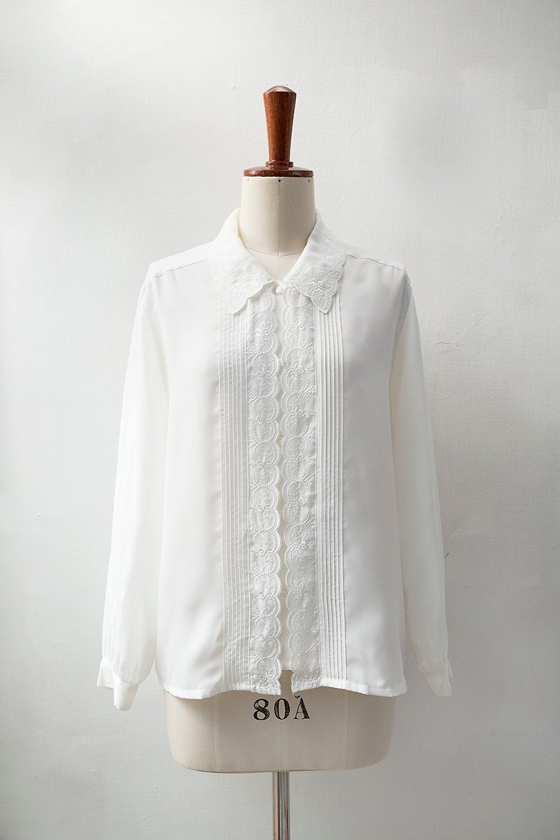 Banana Flyin '| vintage | plain sweet lace embroidered long-sleeved shirt - เสื้อผู้หญิง - ผ้าฝ้าย/ผ้าลินิน 