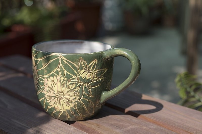 Chrysanthemum now dream _ pottery mug - แก้วมัค/แก้วกาแฟ - ดินเผา สีเขียว