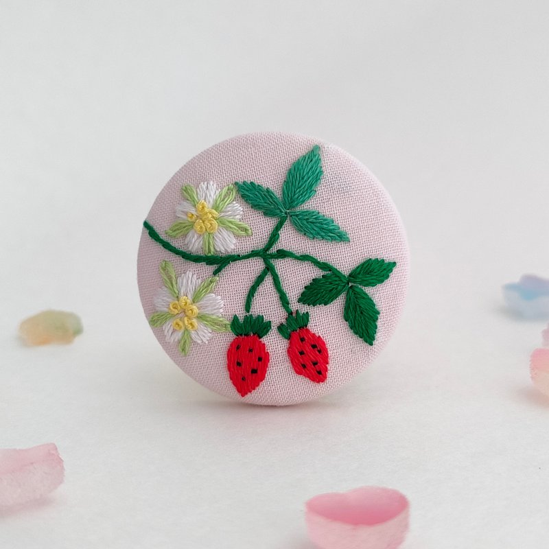 เข็มกลัดหรือยางรัดผมปักลายสตรอว์เบอร์รี่และดอกไม้แฮนด์เมด - เข็มกลัด - ผ้าฝ้าย/ผ้าลินิน สีแดง