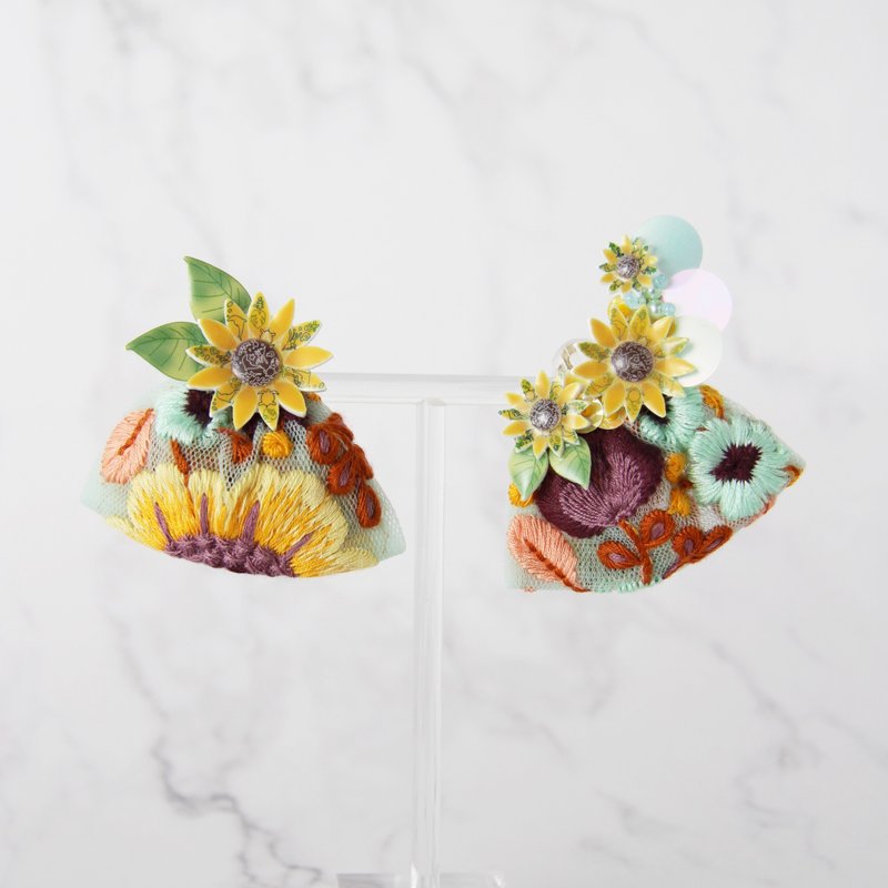 ビタミンカラーがパッと華やぐ、大ぶりのひまわりピアス・イヤリング 夏の柄が描かれた個性的デザイン【受注生産】 - 耳環/耳夾/耳骨夾 - 塑膠 黃色