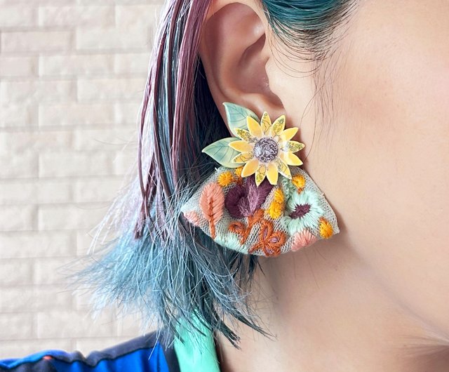 ビタミンカラーがパッと華やぐ、大ぶりのひまわりピアス・イヤリング