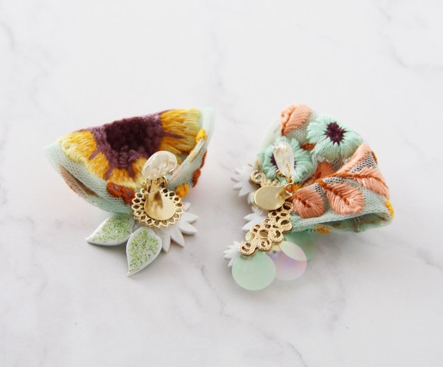 ビタミンカラーがパッと華やぐ、大ぶりのひまわりピアス・イヤリング