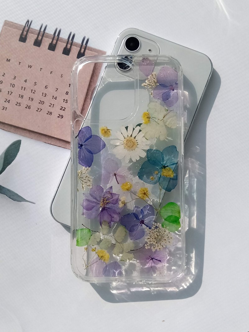 Pressed flowers phone case | iPhone 13 Pro | Gift for Her - เคส/ซองมือถือ - พลาสติก หลากหลายสี
