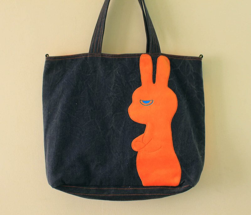 布布抱抱 - 不高興的兔子- 帆布托特包  a unhappy rabbit bag - 側背包/斜孭袋 - 棉．麻 黑色