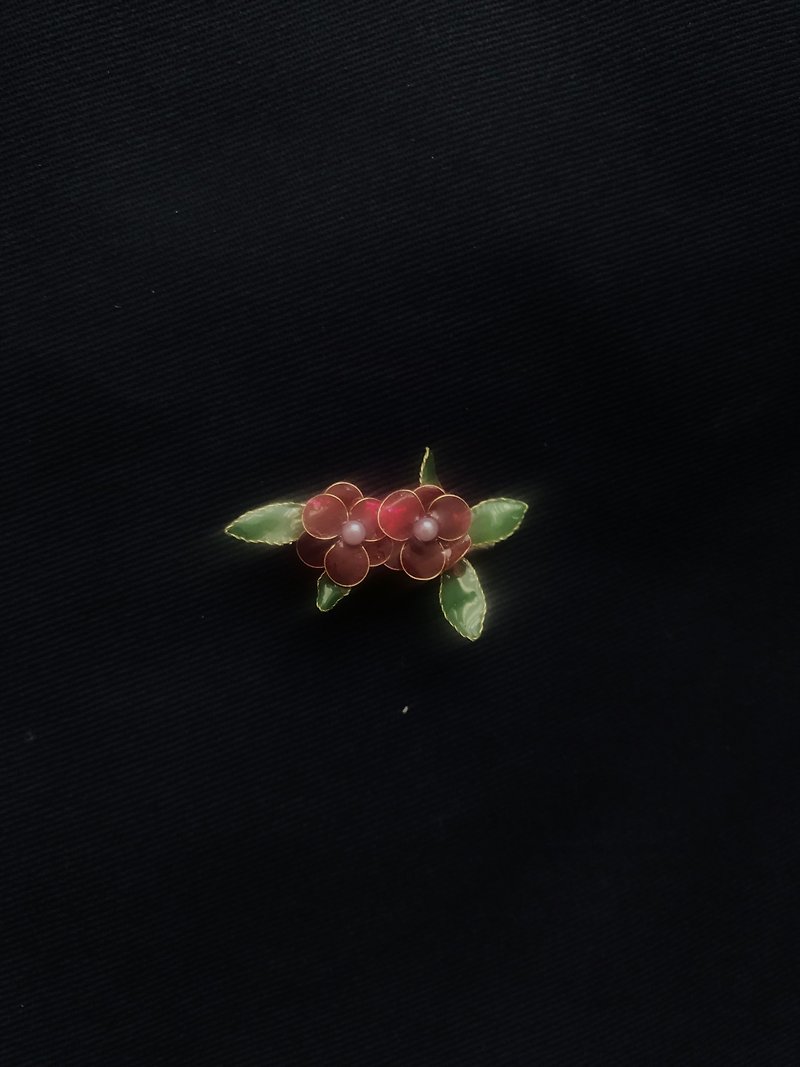 Camellia Flower Pin wire wrapping - เข็มกลัด - เรซิน สีแดง
