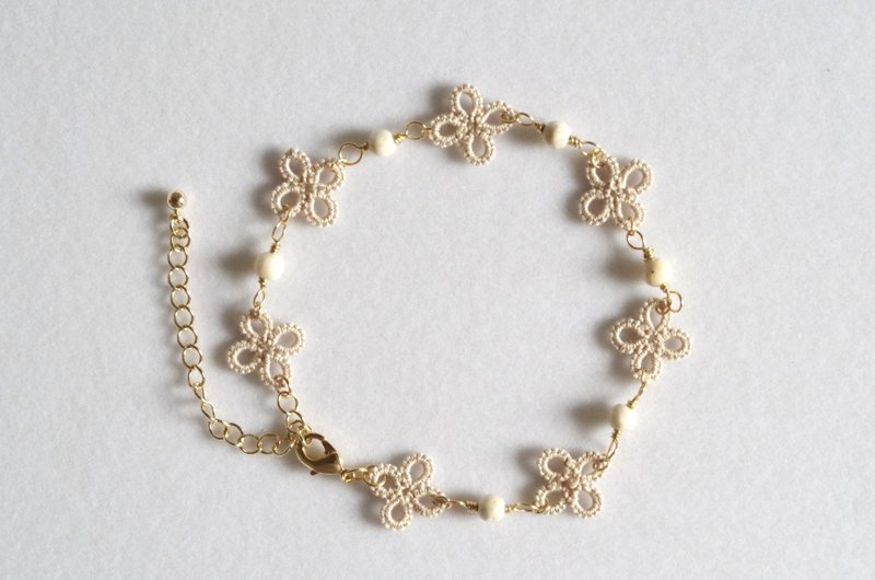 Tatting lace florets and river stone bracelet - สร้อยข้อมือ - ผ้าฝ้าย/ผ้าลินิน สีกากี