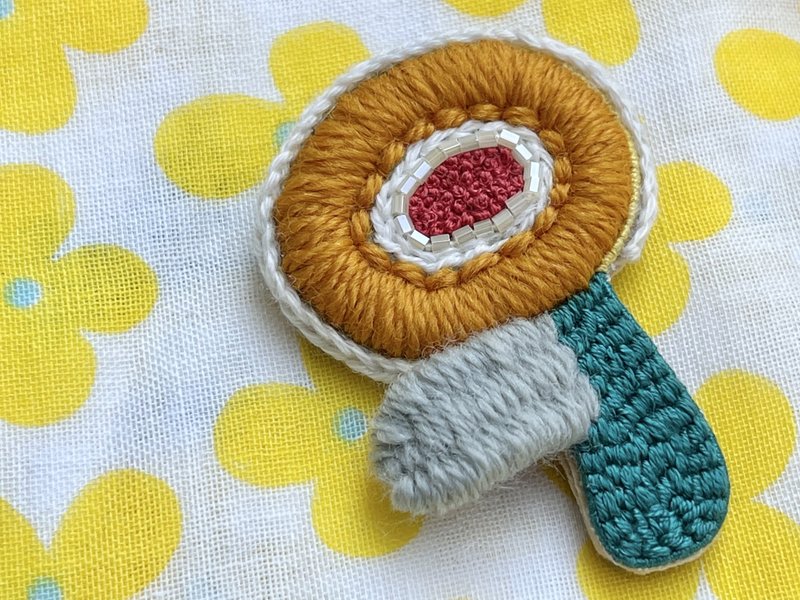 手作刺繡/冬日太陽花別針/暖橙 - 胸針 - 其他材質 