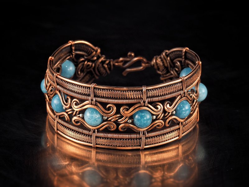 Copper wire wrapped aquamarine bracelet Unique bangle 7th Wedding Anniversary - สร้อยข้อมือ - เครื่องเพชรพลอย สีน้ำเงิน