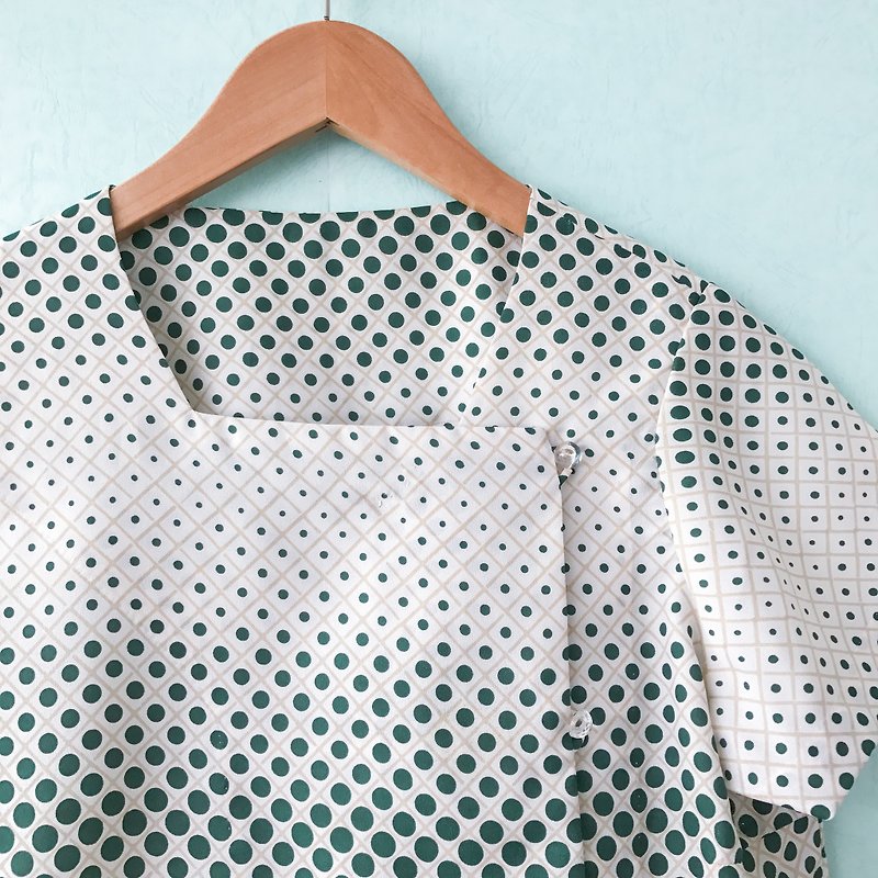 Top / White and Green Short-sleeves Top with Polka Dots - เสื้อผู้หญิง - เส้นใยสังเคราะห์ สีเขียว