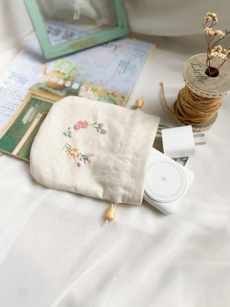 【芳小姐手作】刺繡一座小花園棉麻隨身小物束口袋收納包 - 束口袋/束口背包/水桶包 - 棉．麻 多色
