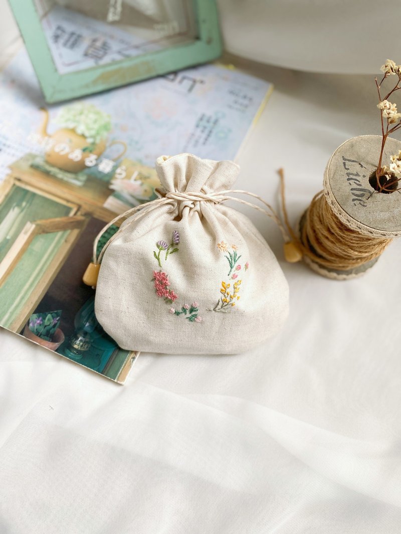 【芳小姐手作】刺繡一座小花園棉麻隨身小物束口袋收納包 - 束口袋/束口背包/水桶包 - 棉．麻 多色