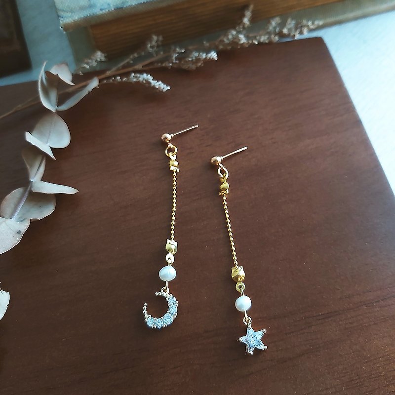 Aiyana 月亮繁星水鑽 淡水珍珠 垂墜系列耳環 耳針/耳夾 聖誕禮物 - 耳環/耳夾 - 壓克力 金色