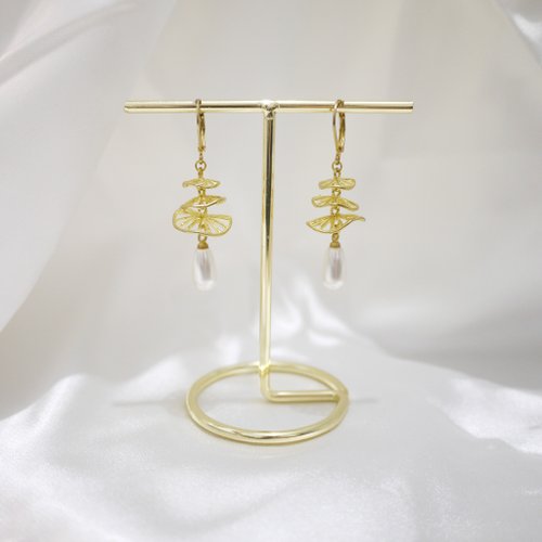 PHOEBE JEWELRY 法式耳勾裙擺搖搖白珍珠耳環