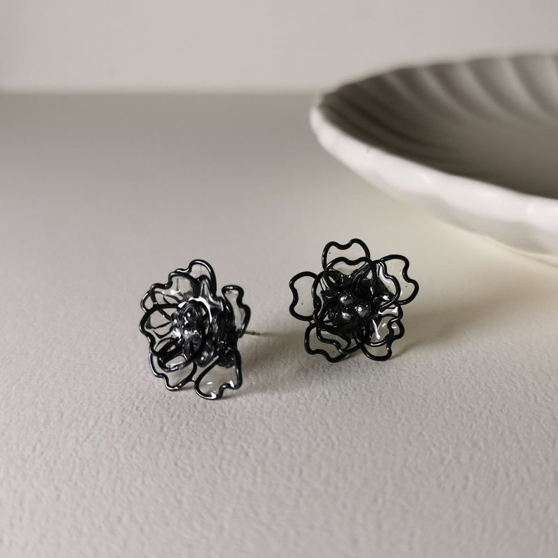 【Veverka】Rationality and Sensibility On-Ear Resin Earrings Flower Liquid Crystal Flower Resin Flower - ต่างหู - เรซิน สีดำ