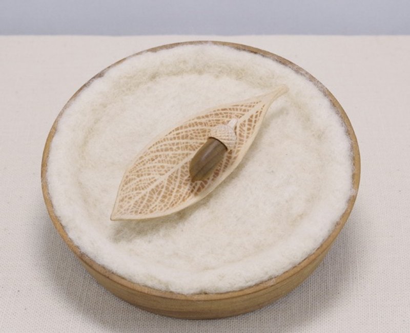 LBR1-5 Wood Carving Leaf & Acorn Brooch [H. CSTNT / MGNL] - เข็มกลัด - ไม้ สีกากี