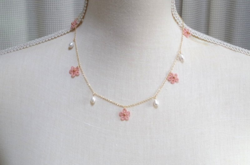 タティングレースと淡水パールのネックレス・桜 - 項鍊 - 棉．麻 粉紅色