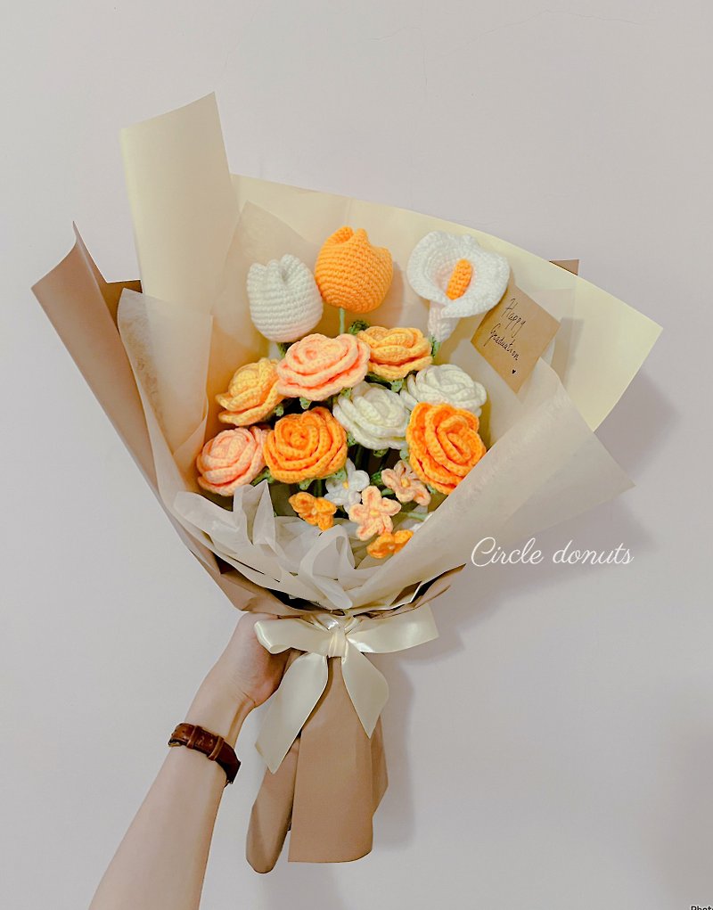 【Eternal Flower Series】Handmade Knitting Valentine's Day Bouquet/Graduation Bouquet - ช่อดอกไม้แห้ง - ผ้าฝ้าย/ผ้าลินิน หลากหลายสี