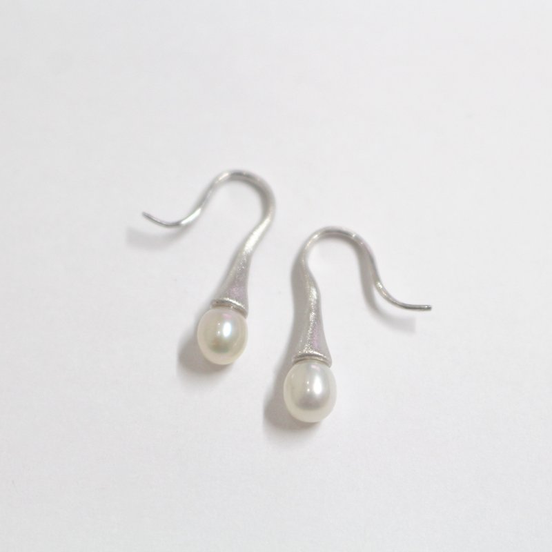 Freshwater pearl swinging earrings Silver color - Earrings & Clip-ons - Gemstone Gray