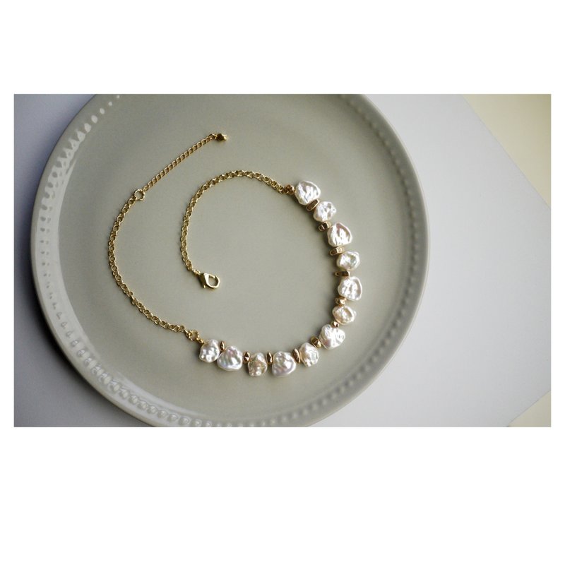 Small ornate pearl necklace | - สร้อยคอ - วัสดุอื่นๆ สีทอง