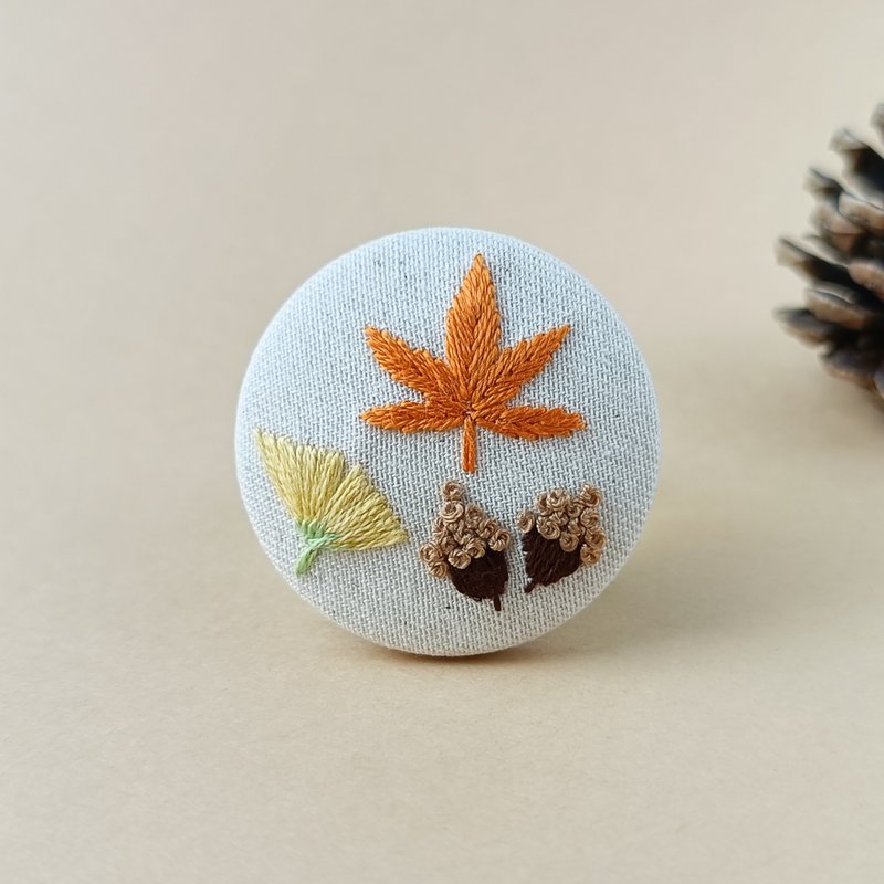 秋の訪れ　楓　団栗　もみじ　紅葉　イチョウ　刺繍ブローチ - 胸針 - 棉．麻 橘色