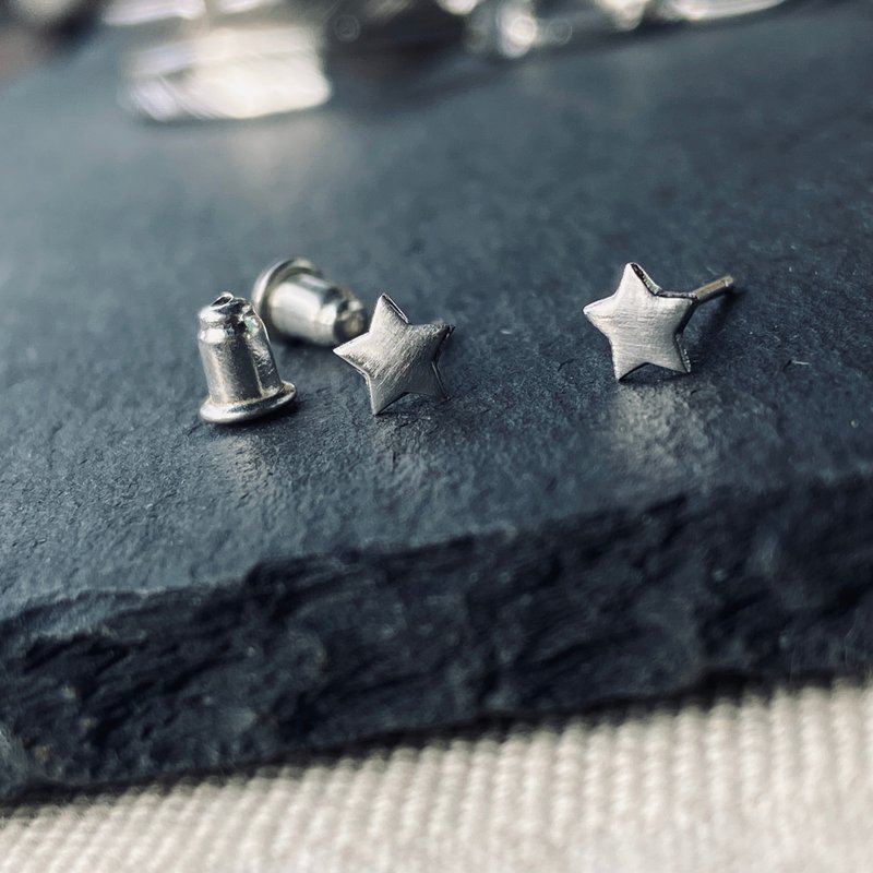 純銀 星星 耳針 客製化姓名 S146 - 耳環/耳夾/耳骨夾 - 純銀 銀色