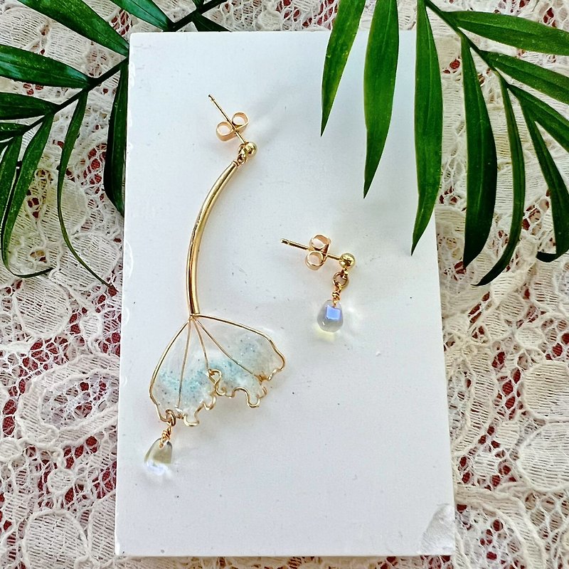 Resin earrings feather leaf-ice crystal-ear needle asymmetrical resin jewelry handmade jewelry - ต่างหู - เรซิน สีน้ำเงิน