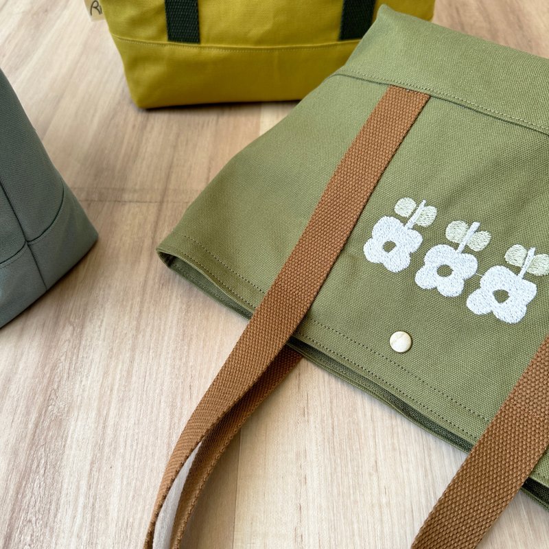 【River】Portable Tote Embroidered Flower Bag/Light Green - กระเป๋าถือ - ผ้าฝ้าย/ผ้าลินิน สีเขียว