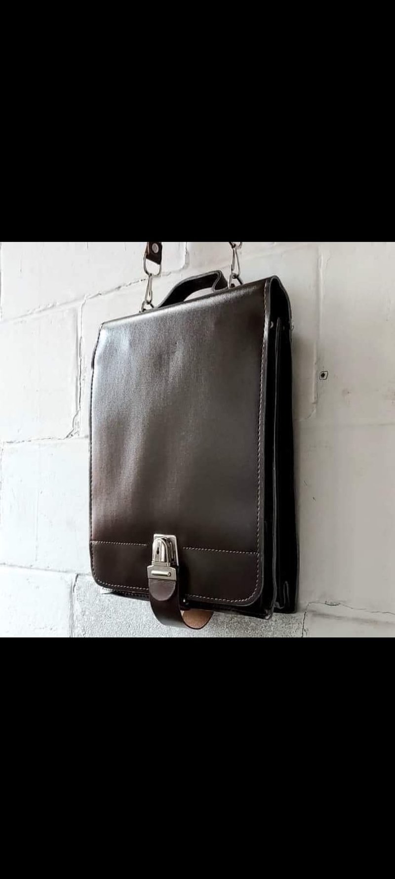 Czech public-issue dark chocolate waterproof leather portable shoulder briefcase can hold a 13-inch laptop bag - กระเป๋าเอกสาร - วัสดุอื่นๆ สีนำ้ตาล