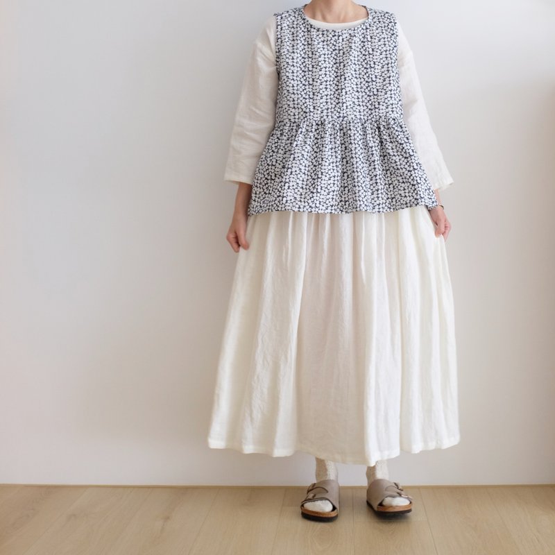 Everyday Handmade Wear: Textured Deep Blue Gathered Loose Vest with Embroidered Floral Cotton - เสื้อกั๊กผู้หญิง - ผ้าฝ้าย/ผ้าลินิน สีน้ำเงิน