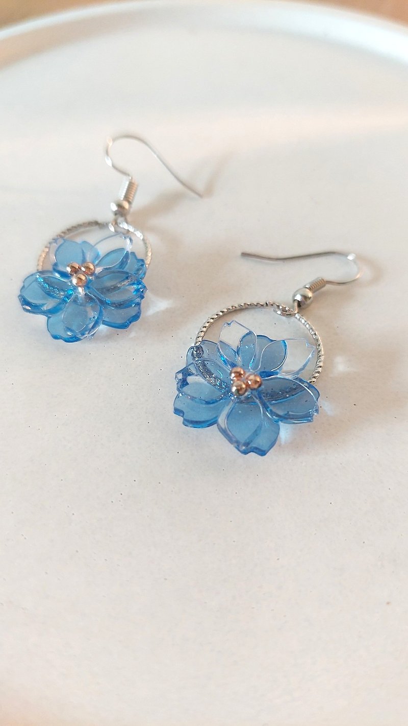 藍色花朵 / 花朵系列 / 樹脂耳環 - 耳環/耳夾 - 樹脂 藍色