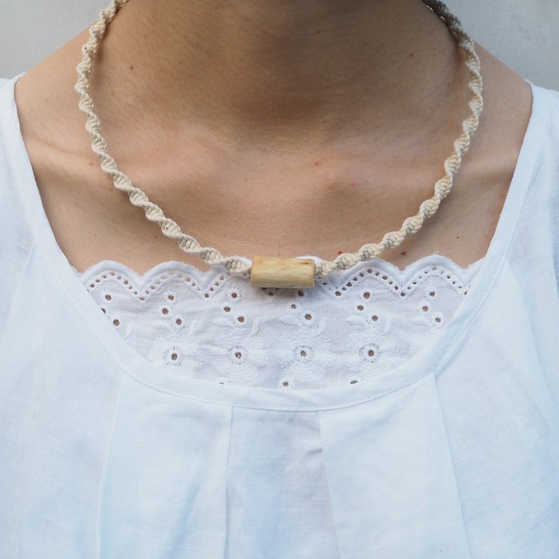 【Weaving Small Things | Guava Tree Ornament Series | Tree Pendant Necklace】 White - สร้อยคอ - ไม้ ขาว