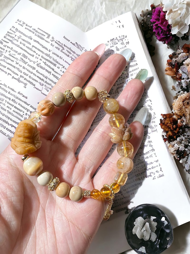 Alxa agate Guanyin carving to ward off evil spirits and attract wealth bracelet hand bead design Mother's Day gift - Bracelets - Crystal 