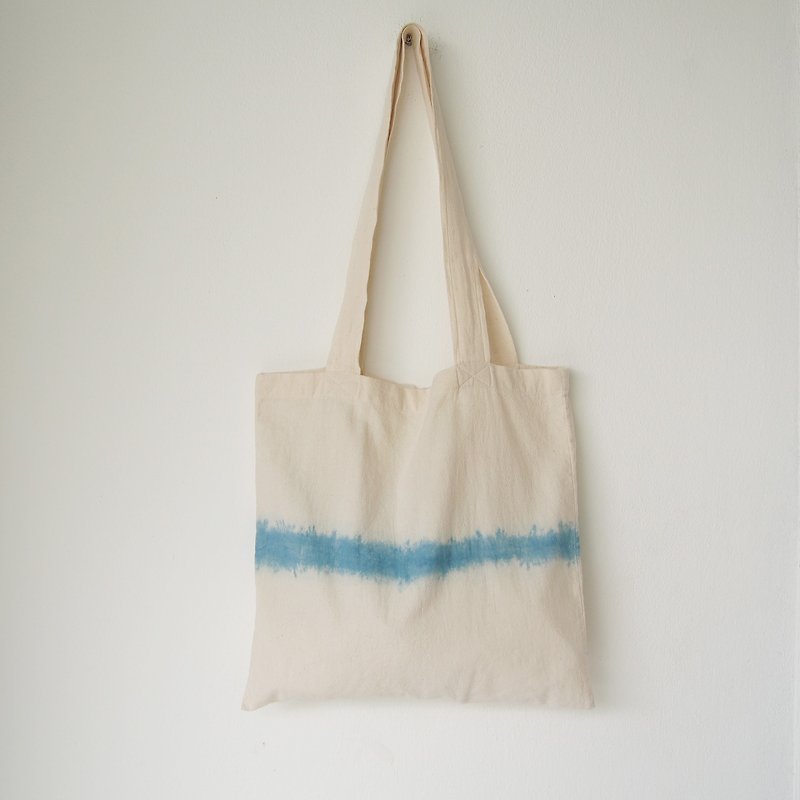 River tote bag / natural indigo dye - กระเป๋าถือ - ผ้าฝ้าย/ผ้าลินิน สีน้ำเงิน