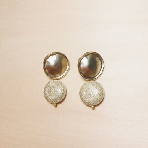 鳥嶼 Niaoyoo 復古金色兩用可拆米白雕花耳環