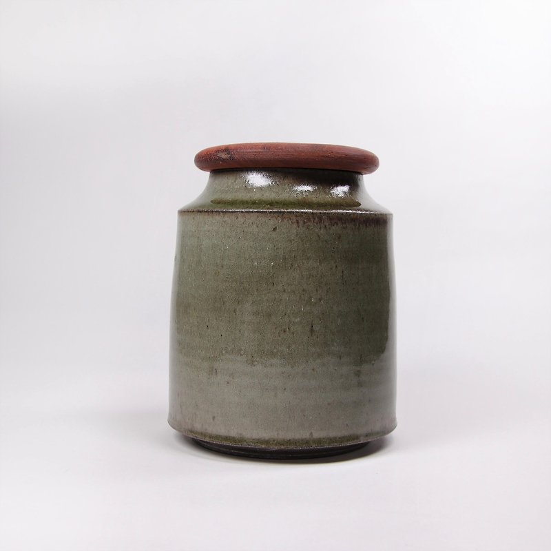 明芽窯 l 柴燒灰釉橄欖綠木蓋茶罐收納罐 - 茶壺/茶杯/茶具 - 陶 綠色