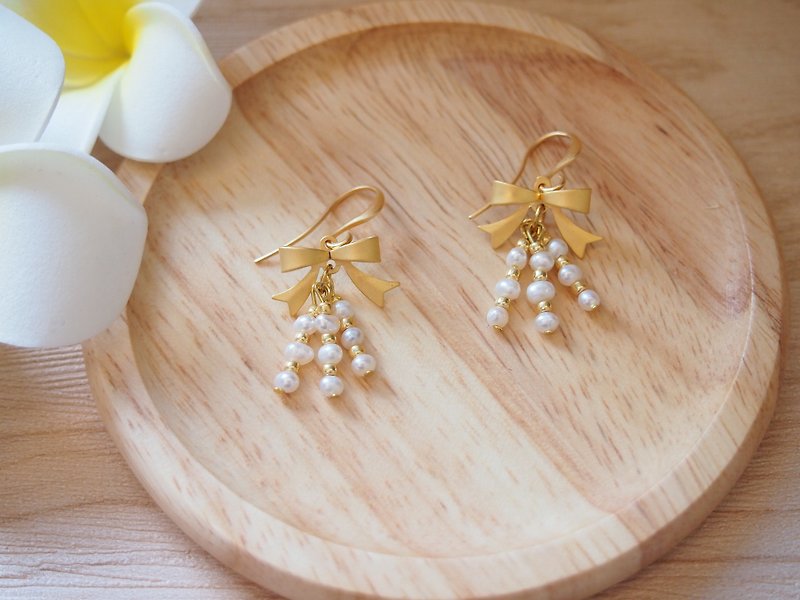 Anniewhere | Classic | Fog Gold Bow Pearl Tower Earrings (Changeable Clip) - Earrings & Clip-ons - Gemstone Gold